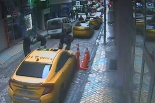 İkinci kattan taksinin üzerine düştü