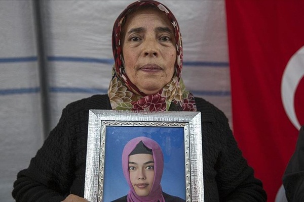 HDP binası önünde bekleyiş sürüyor: Yavrularımızı istiyoruz