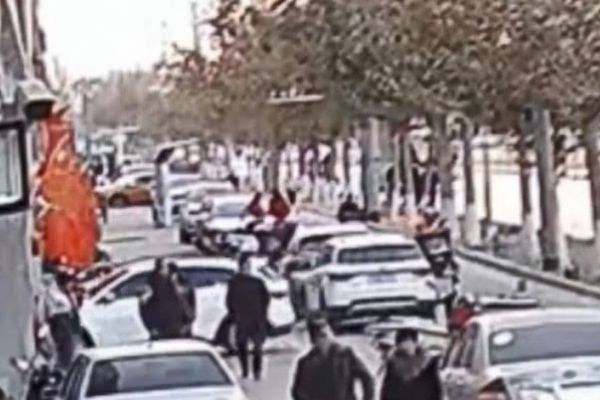 Acemi sürücü berber dükkanına daldı o anlar saniye saniye kameraya yansıdı