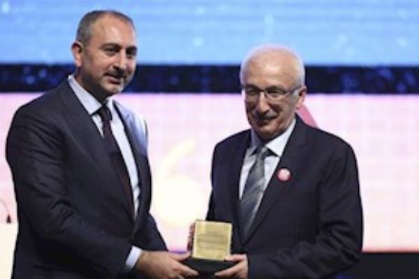 Prof. Aydın, ‘Necip Fazıl Fikir Araştırma Ödülü’nü kazandı