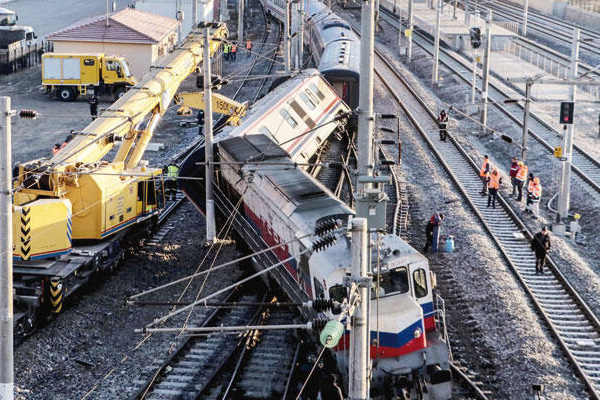 Doğu Ekspresi raydan çıkarak devrildi