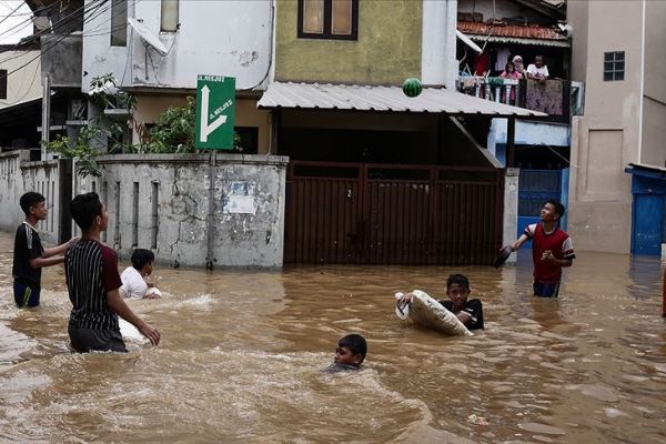 Endonezya'daki selde ölü sayısı 53'e yükseldi