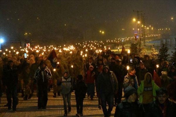 10 bin kişi 'Sarıkamış şehitleri'ni anmak için kar altında meşaleyle yürüdü