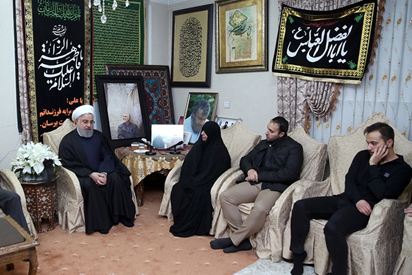 Ruhani ve Iraklı Şii lider Sadr'dan, Kasım Süleymani'nin evine taziye ziyareti