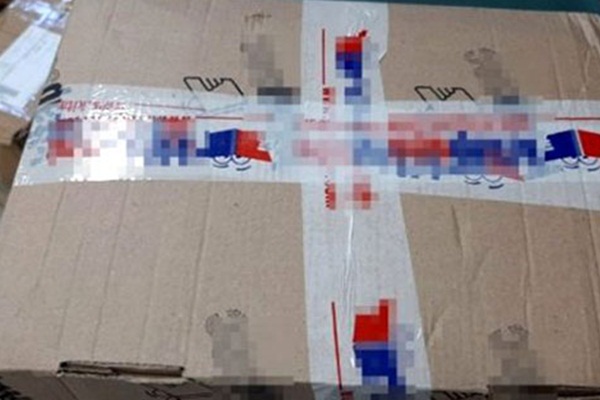 Kargo paketinin üstündeki adresi gören çalışanlar şaşkına döndü