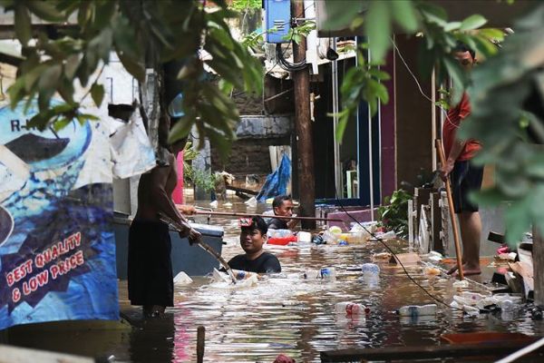 Endonezya'daki selde ölü sayısı 60'a yükseldi