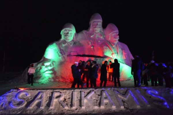 JAK timlerinden Sarıkamış şehitleri anısına meşaleli kayak gösterisi