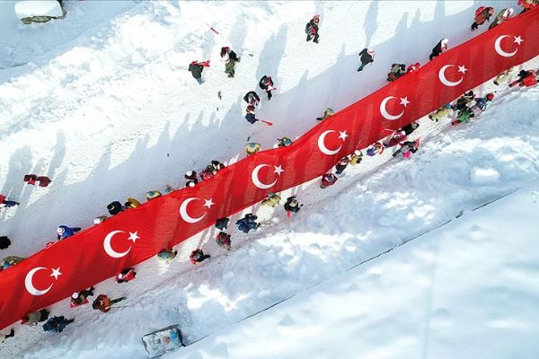 Sarıkamış şehitleri 2 bin 200 rakımlı Sis Dağı'nda anıldı