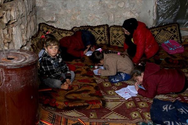 İdlib'deki bombardımandan evlerinin toprağını öpüp kaçtılar