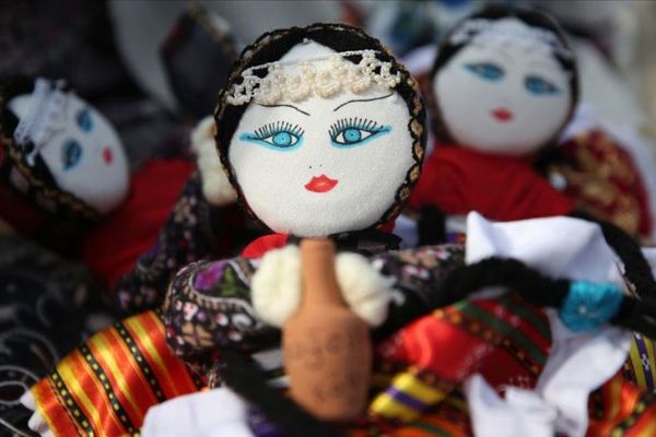 Tarihi mahallenin geçim kaynağı 'Soğanlı Bebeği'