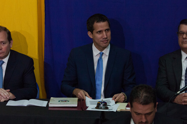 Guaido'dan 'paralel' seçim: Parlamento başkanı ilan edildi