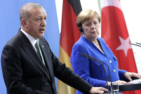 Erdoğan ve Merkel’den Libya görüşmesi