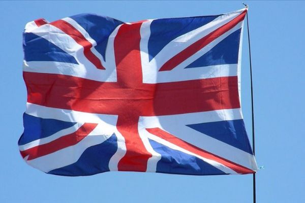 İngiltere, Tahran ve Bağdat büyükelçiliklerindeki personel sayısını en aza indirdi