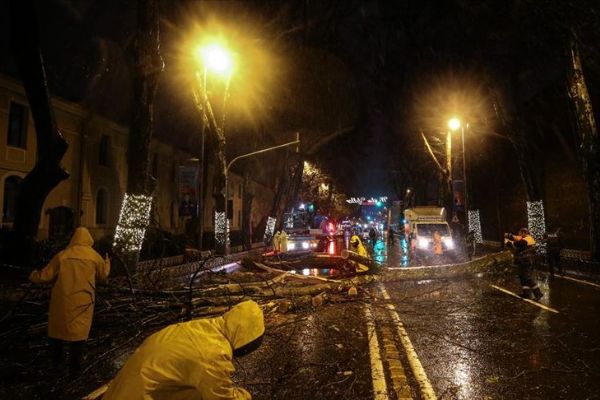 İstanbul'da şiddetli yağmur ve fırtınanın etkisi sürüyor