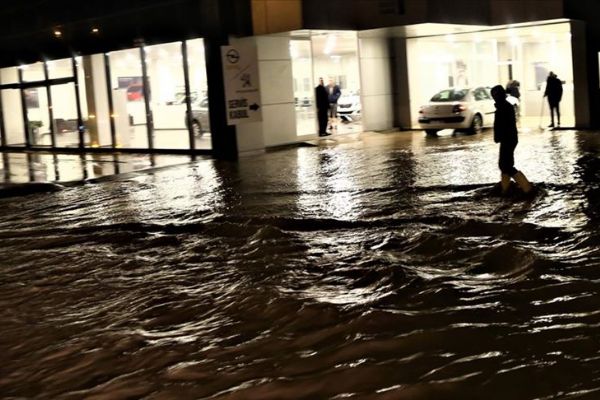 Mersin'de sağanak ve fırtına hayatı olumsuz etkiliyor