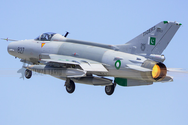 Pakistan'da askeri uçak düştü