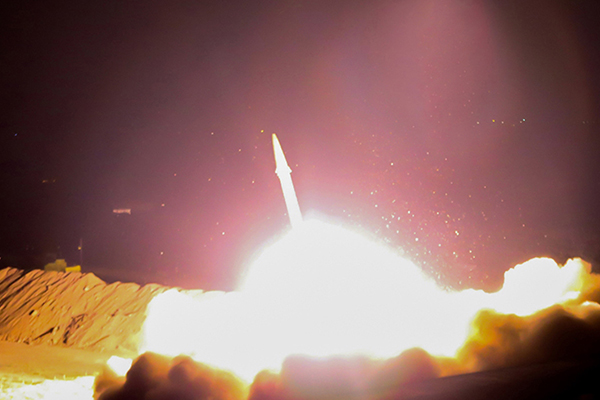 İran onlarca füzeyle, 2 ABD üssünü vurdu