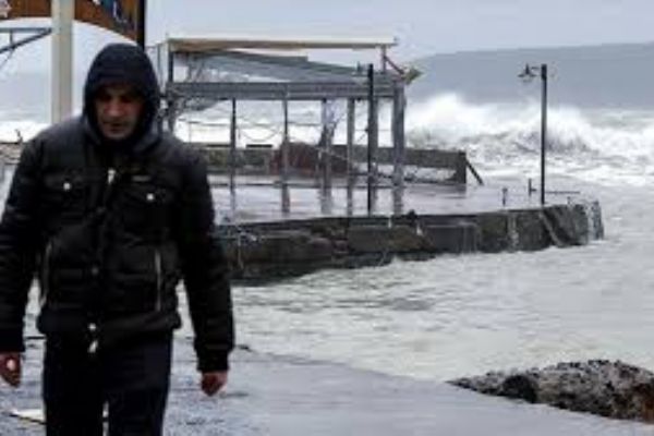 Şiddetli yağış ve fırtına deniz ulaşımını olumsuz etkiliyor