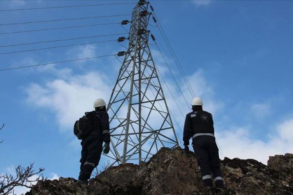 Elektrik arızasını gidermek için Zap Deresi'ni aşıp, dağa tırmandılar