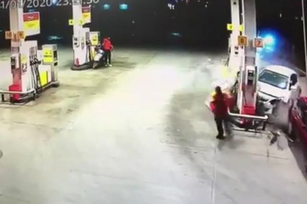 Otomobilin akaryakıt istasyonuna daldığı kaza kamerada