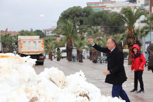 Kar görmeyen çocukla için kamyon kamyon kar getirdiler