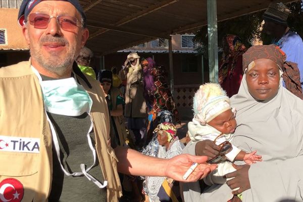 Doğumda gözleri kapanan Nijerli anneye Türk doktorlar ışık oldu