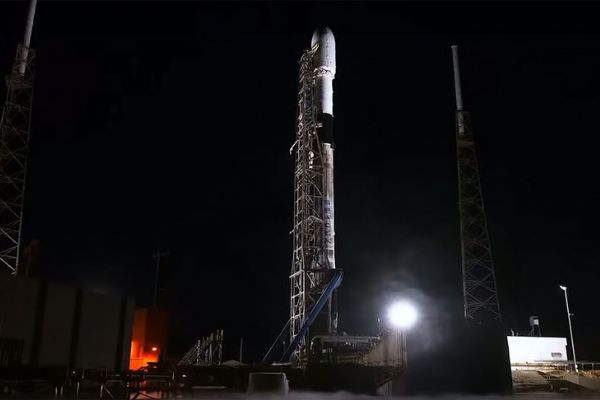 SpaceX yörüngeye 60 internet uydusu gönderdi