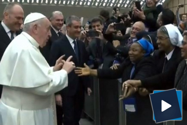 Papa bu sefer temkinli davrandı: Isırmayacaksan öptürürüm
