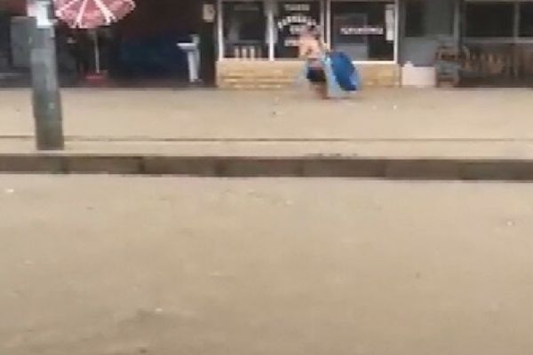 Leğenden tekne yapıp akıntıda yüzdü