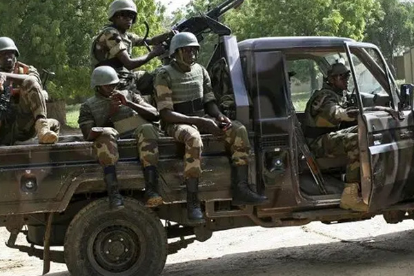 Askeri kampa silahlı saldırı: Onlarca ölü ve yaralı var