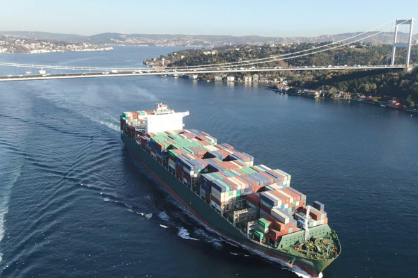 İstanbul Boğazı gemi geçişlerine kapatıldı