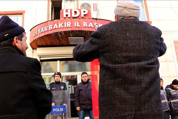 Çocuğu kaçırılan babadan HDP'ye Türk bayraklı tepki