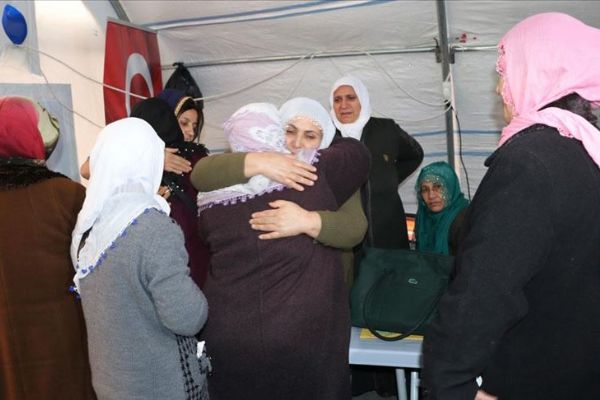 Torununa kavuşmanın sevincini oturma eylemi yapan annelerle paylaştı