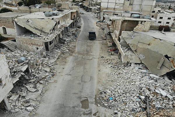 Şam rejimi, 'ateşkes’e saatler kala İdlib’i varil bombalarıyla vuruyor