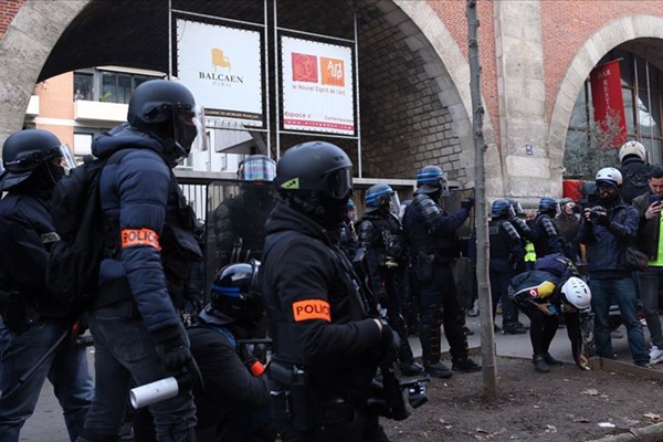 AA Foto Muhabiri, Paris'teki gösteride yaralandı