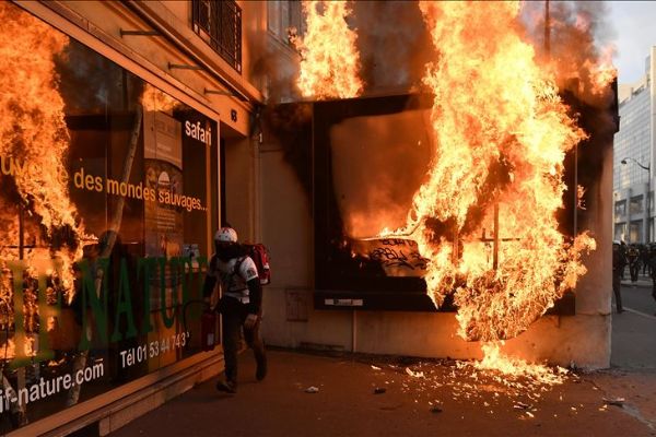 Fransa'da emeklilikte 64 yaş uygulamasından geçici olarak vazgeçildi