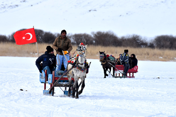 Kızaklar buz tutan Çıldır Gölü'nde