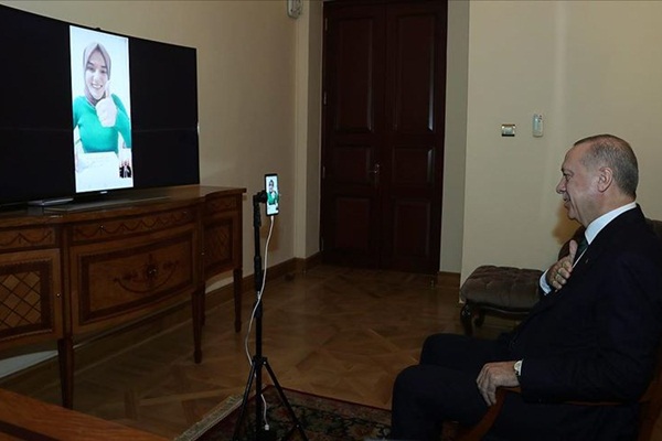 Erdoğan, bilgi yarışmasına katılan konuşma engelli Gülsüm ile görüştü