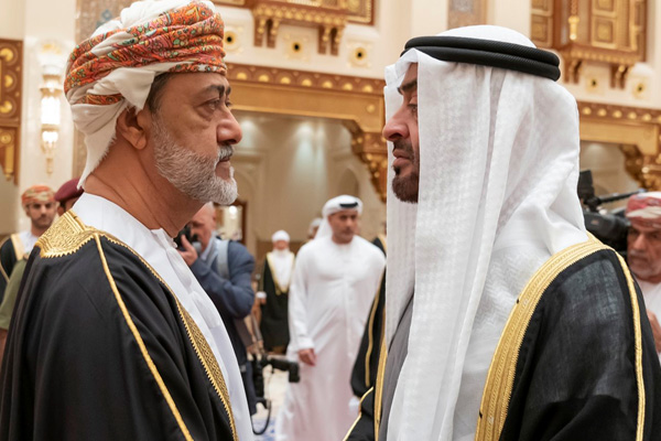 Umman'ın yeni Sultanı, BAE Prensi'nin elini sıkmak istemedi