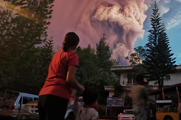 Filipinler'de yanardağ patlaması: Halk bölgeyi terk ediyor