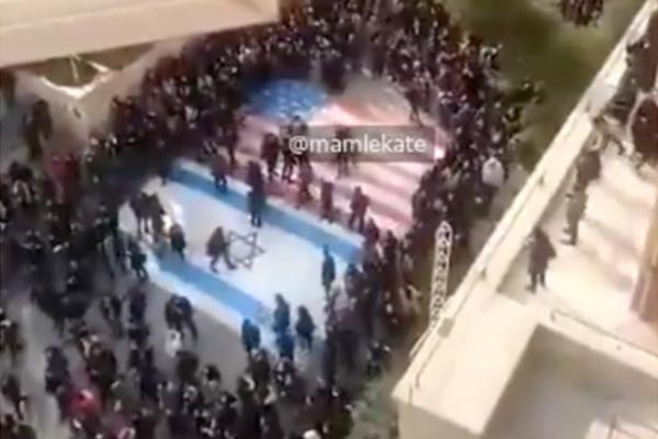 İranlı öğrenciler, ABD ve İsrail bayraklarına basmayı reddetti