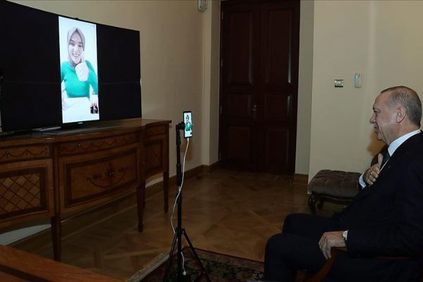 Cumhurbaşkanı Erdoğan bilgi yarışmasına katılan konuşma engelli Gülsüm ile görüştü