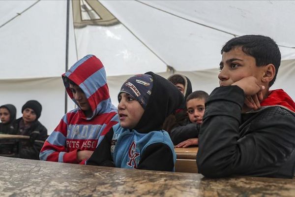 İdlibli çocukların tahtasız ve kitapsız 'çadır okulu'