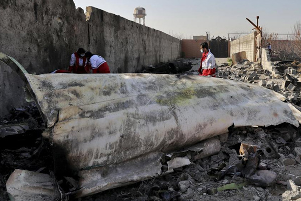 İran'da düşen uçaktaki 50 kişinin kimliği belirlendi