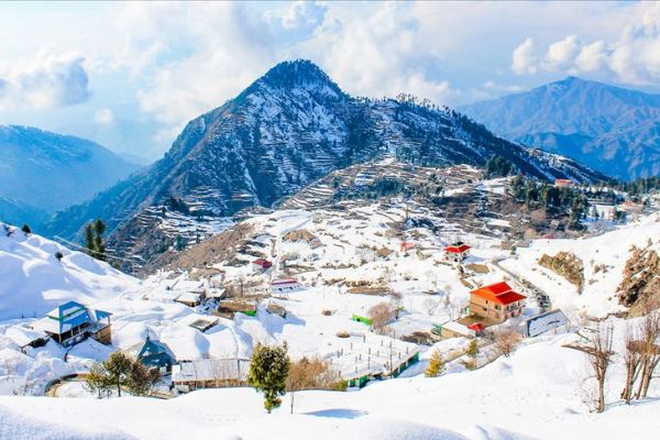 Pakistan'da rekor kar yağışı 14 can aldı