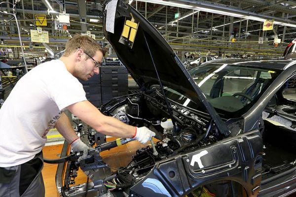 Almanya'da otomotiv sektöründeki sıkıntı büyümeyi düşürecek