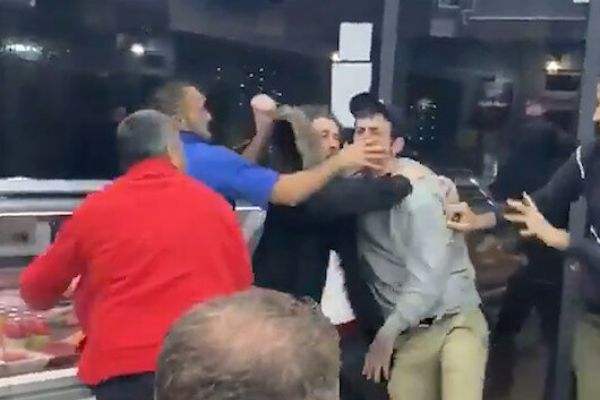 Dönercide kavga çıktı müşterinin rahatlığı sosyal medyada gündem oldu