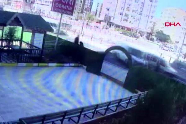 Kaldırımda yürüyen 2 kişiye çarpıp etüt merkezi bahçesine daldı