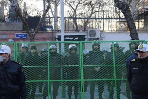 İran'dan İngiltere Büyükelçiliğini kapatılabileceği sinyali