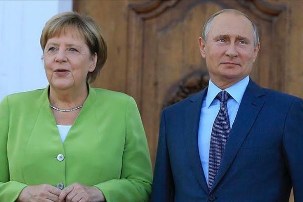 Putin ve Merkel Libya krizini görüştü